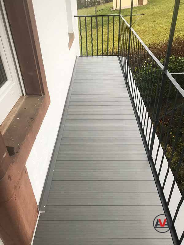 Holzbalkon nach der Sanierung mit AVA Aluminium Diele